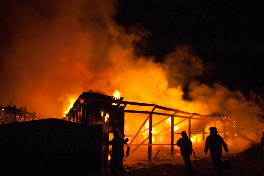 火災保険で放火の損害は補償される？適用条件や保険金が出ないケースを解説
