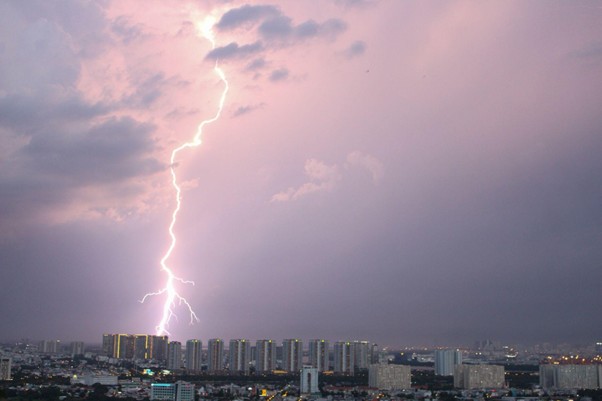 落雷の被害は火災保険で補償される？手続きの流れや注意点を解説！