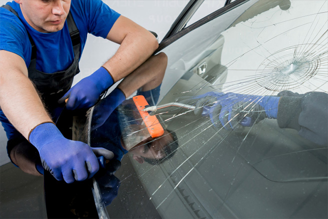 飛び石でフロントガラスにヒビや傷がついてしまったら 修理 リペア 方法や車両保険の適用について 教えて おとなの自動車保険