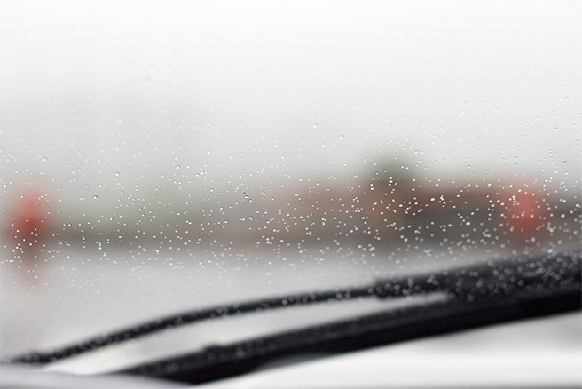 フロントガラスが曇ると危険 曇る原因と対策方法 教えて おとなの自動車保険