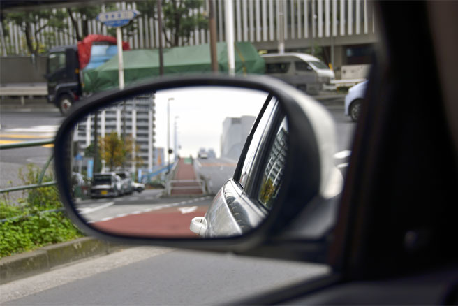 運転中に注意すべき車の死角とは 教えて おとなの自動車保険