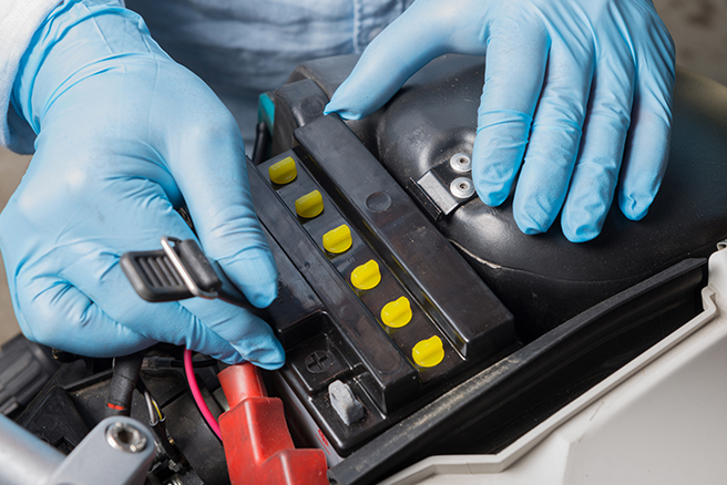 車のバッテリーを充電する方法とは 充電タイミングや注意点について 教えて おとなの自動車保険