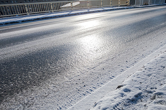 アイスバーン 路面凍結 とは 種類や発生しやすい場所 運転のコツについて 教えて おとなの自動車保険